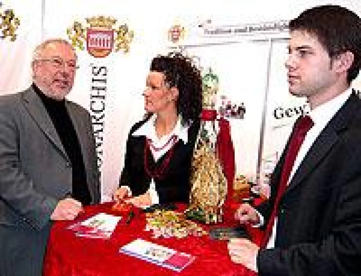 Im Rahmen der IBO-Messe besuchte der Oberbürgermeister der Stadt Friedrichshafen, Josef Büchelmeier (links) den Monarchis Messestand. Die Monarchis Mitarbeiter Manuela Jahn und Daniel Zettel freuen si