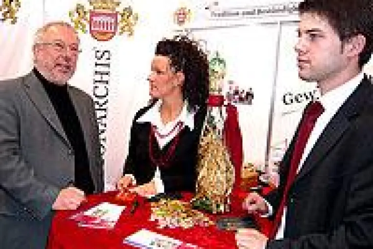 Bild: Friedrichshafener OB Büchelmeier zu Gast auf dem Monarchis Messestand