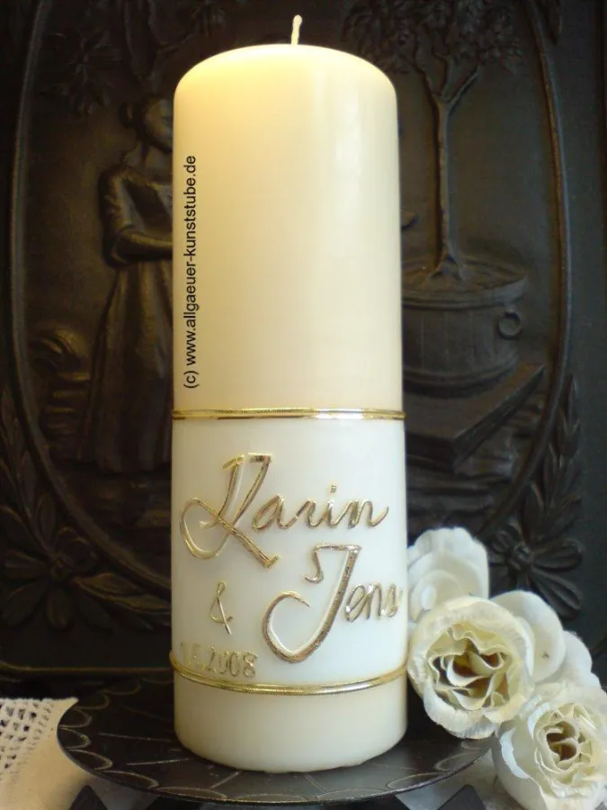 Hochzeitskerze mit Dekorschrift. Klare einfache Dekorelemente und trotzdem edel und festlich - das sind die Kennzeichen dieses Dekorstils. Auch eine Kombination mit anderen Stilelementen, wie Kreuz od
