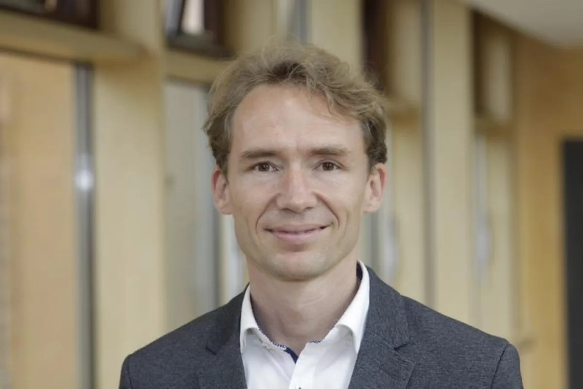 Prof. Dr. David Martin ()