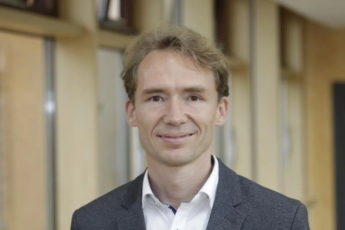 Prof. Dr. David Martin ()