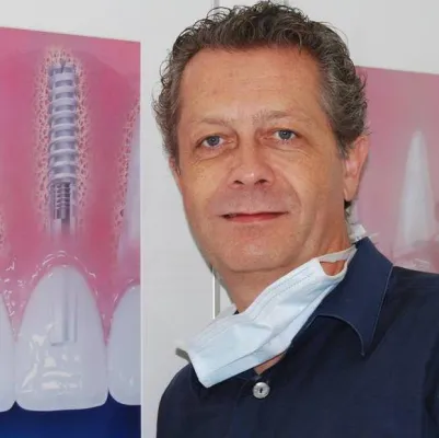 Bild: Implantologe Dr. Gerd Hülshorst: Sicheres Kauen ohne Wartezeit durch Sofortlösungen bei Zahnimplantaten