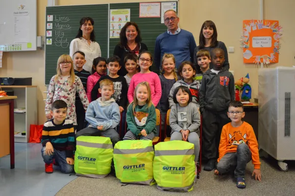 Bild: Güttler stattet Hofer Grundschüler mit Warnschutz aus