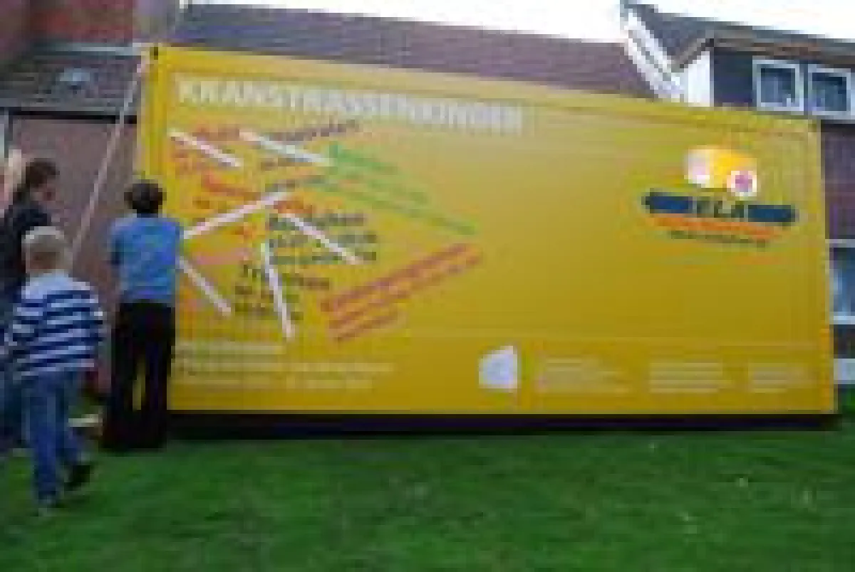 Der mobile ELA-Arbeitsraum ist von außen mit Skizzen und Impressionen des Projektes gestaltet.