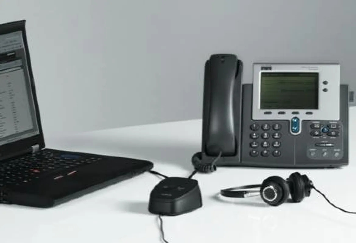 Der Umschalter Jabra Link 180 verbindet schnurgebundene Headsets mit Telefon und PC und macht sie fit für Unified Communications.