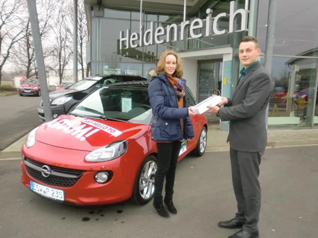Gewinnerin Laura Beck und Marcel Metz (ADAM-Verkäufer in Eschwege).