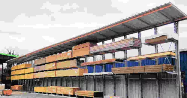 Bild: Flexible Kragarmregale für den Holzhandel