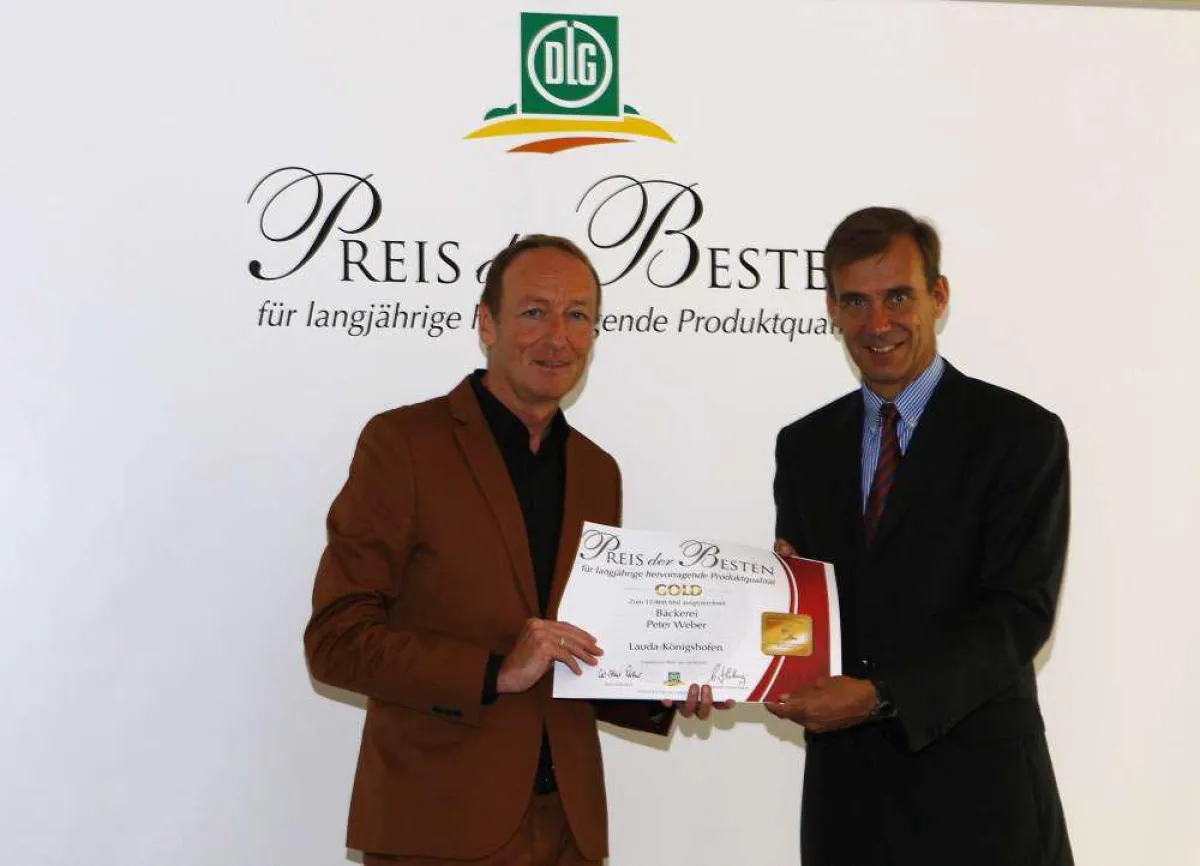 DLG-Präsident Carl-Albrecht Bartmer (links) übergibt Peter Weber den ?Preis der Besten in Gold 2012?