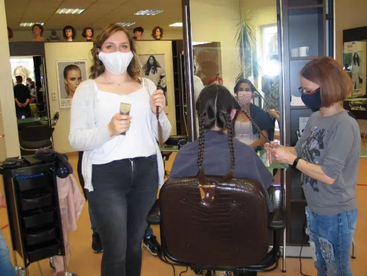 Bild: Die „Haarwerkstatt“ im CJD Berufsbildungswerk Frechen ermöglicht Haarspende von CJD Mitarbeiterin