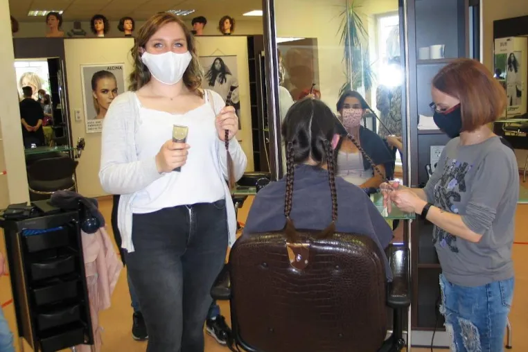 Die „Haarwerkstatt“ im CJD Berufsbildungswerk Frechen ermöglicht Haarspende von CJD Mitarbeiterin Bild: Die „Haarwerkstatt“ im CJD Berufsbildungswerk Frechen ermöglicht Haarspende von CJD Mitarbeiterin
