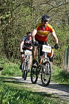Bild: Jede Runde zählt beim KWA-24-Stunden-Mountainbike-Rennen in Bad Griesbach