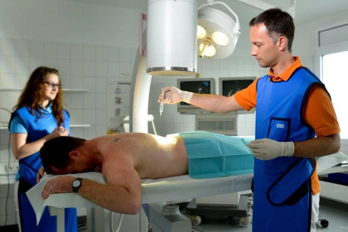 Dr. Michael Schuller bei der Behandlung eines Patienten