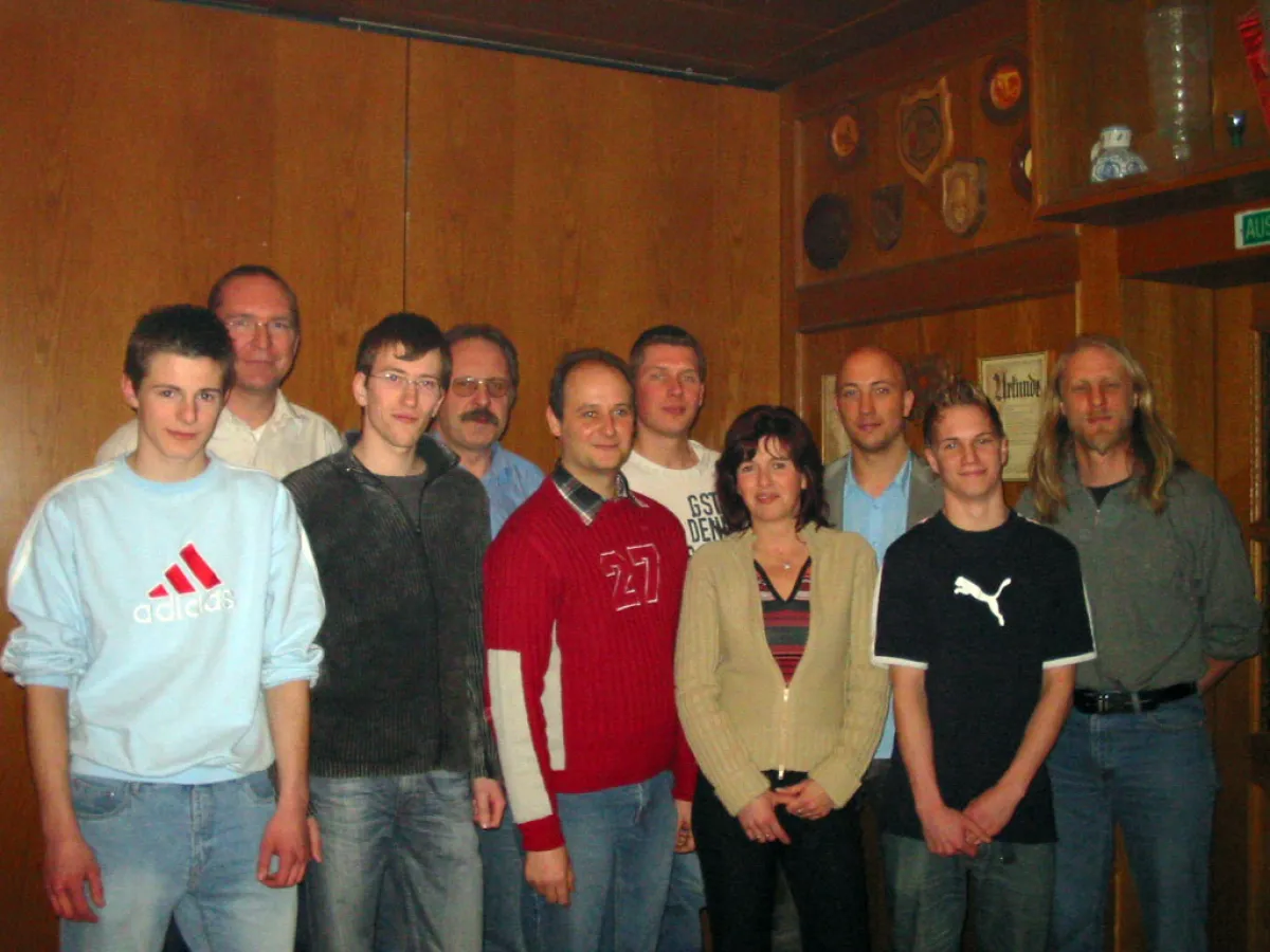 Personen von links nach rechts: Johannes Brandmeier, Rainer Schug, Stefan Schedl, Jakob Hartl, Graf Christian, Oliver Franze, Marion Roepke, Michael Hartl, Mario Schlüter, Stefan Hirschmann