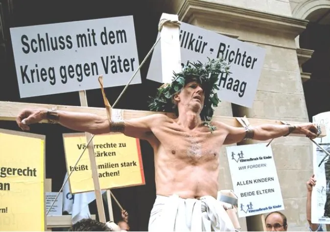 Trennungsväter unterstützen die Kreuzigungsdemonstration von Mathieu Carrière Bild: Trennungsväter unterstützen die Kreuzigungsdemonstration von Mathieu Carrière