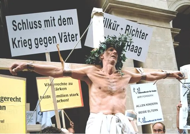 Bild: Trennungsväter unterstützen die Kreuzigungsdemonstration von Mathieu Carrière