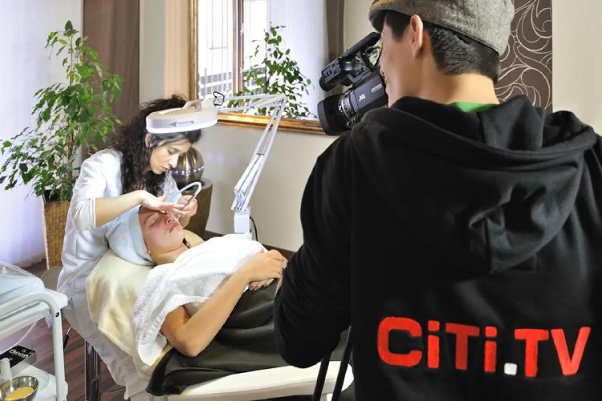 Dreharbeiten während einer Diamant-Mikrodermabrasionsbehandlung (v.l.n.r. Louisa Dort, Anke Mailänder, Bob Kattler)