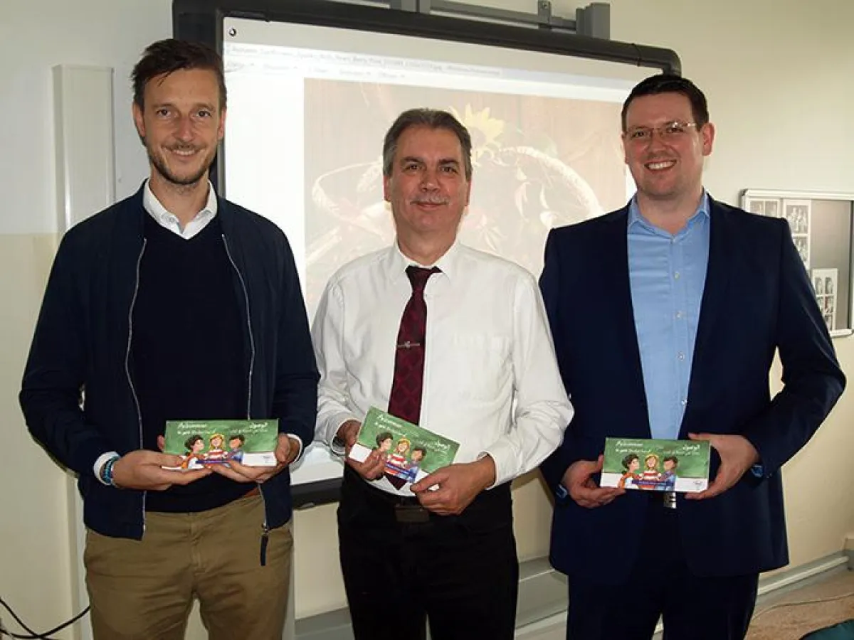 Schulstadtrat Gordon Lemm, Schulleiter Volker Vettorazi, EITCO-Vertreter Kevin Rhinow