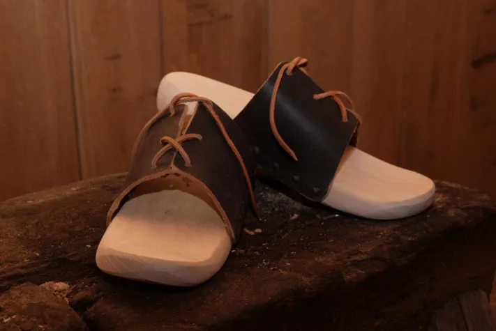 Bild: Holzschuhe.de präsentiert einzigartige Holzschuh-Sandalen