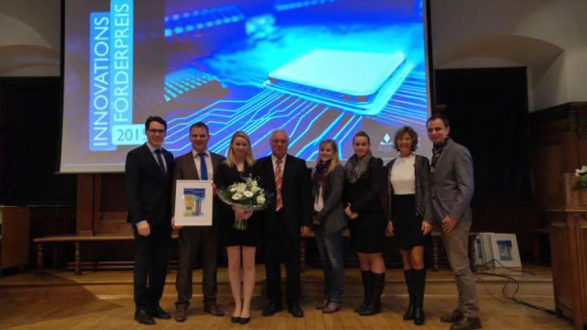 Das Fenecon-Team freut sich über den Innovationspreis der Stadt Deggendorf