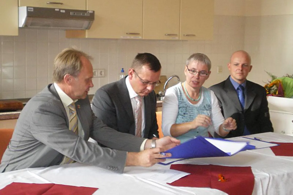 Landrat Heller, Betriebsleiter Torsten Eberhardt und Schulleiterin Katja Hoppe unterzeichnen Vertrag