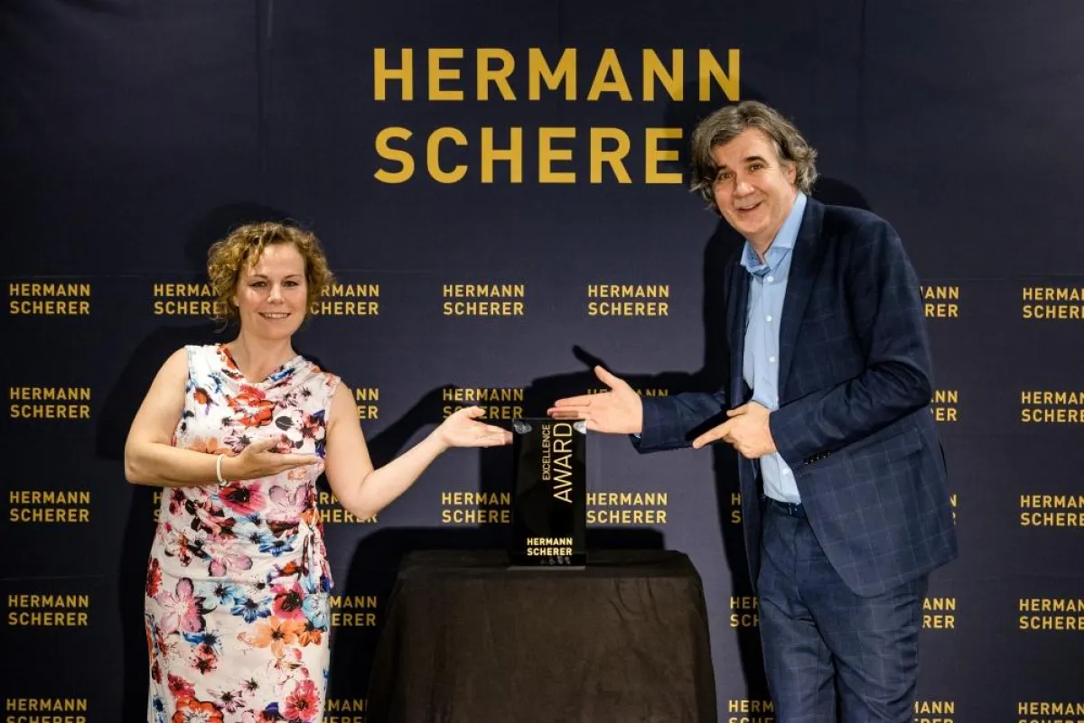 Überreichung des Excellence Awards an die Preisträgerin. Foto: Dominik Pfau