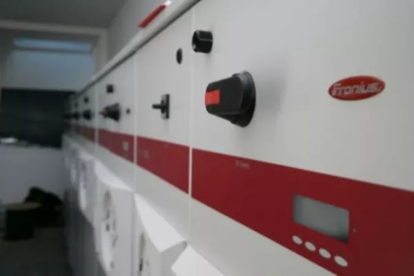 Bild: Fronius Wechselrichter in Österreichs größtem Solarstromkraftwerk