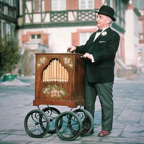 Bild: Für die eigene Hausmusik - eine handbemalte Drehorgel mit 16 Holzpfeifen