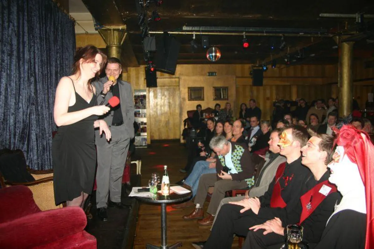 Silke Maschinger moderiert den Erotischen Salon in Berlin