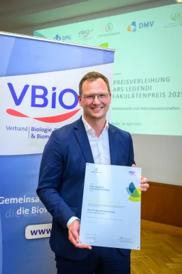 Bild: Vernetzung von Fachwissenschaft und Fachdidaktik: Benedikt Heuckmann erhält Ars legendi-Fakultätenpreis Biologie 