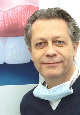 Bild: Implantologe Dr. Hülshorst zur Frage. Wie pflege ich meine Implantate am besten?