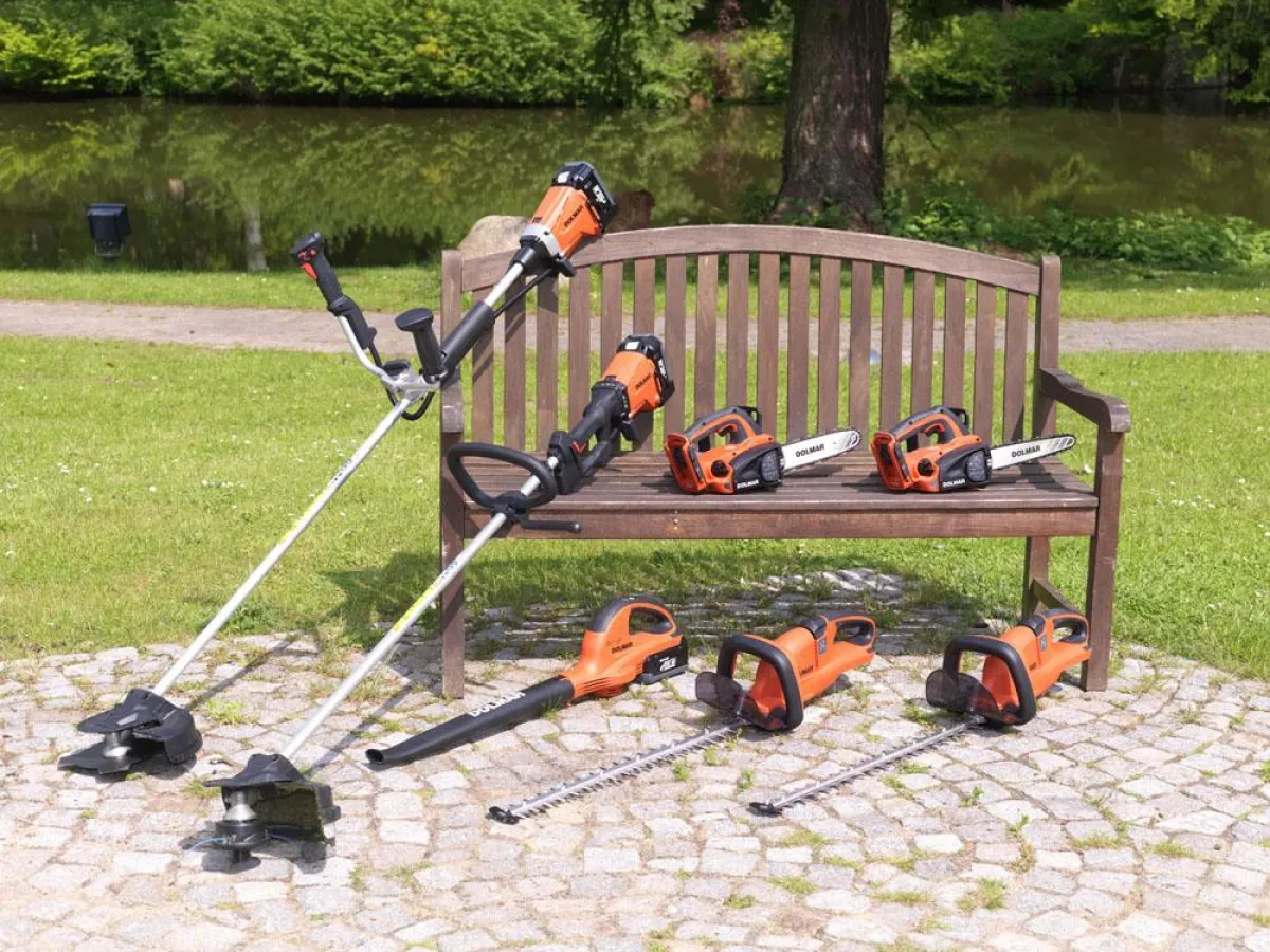 Die Akkus aus dem Dolmar 36-Volt-Akku-Sortiment passen universell in jedes Gerät aus der Serie.