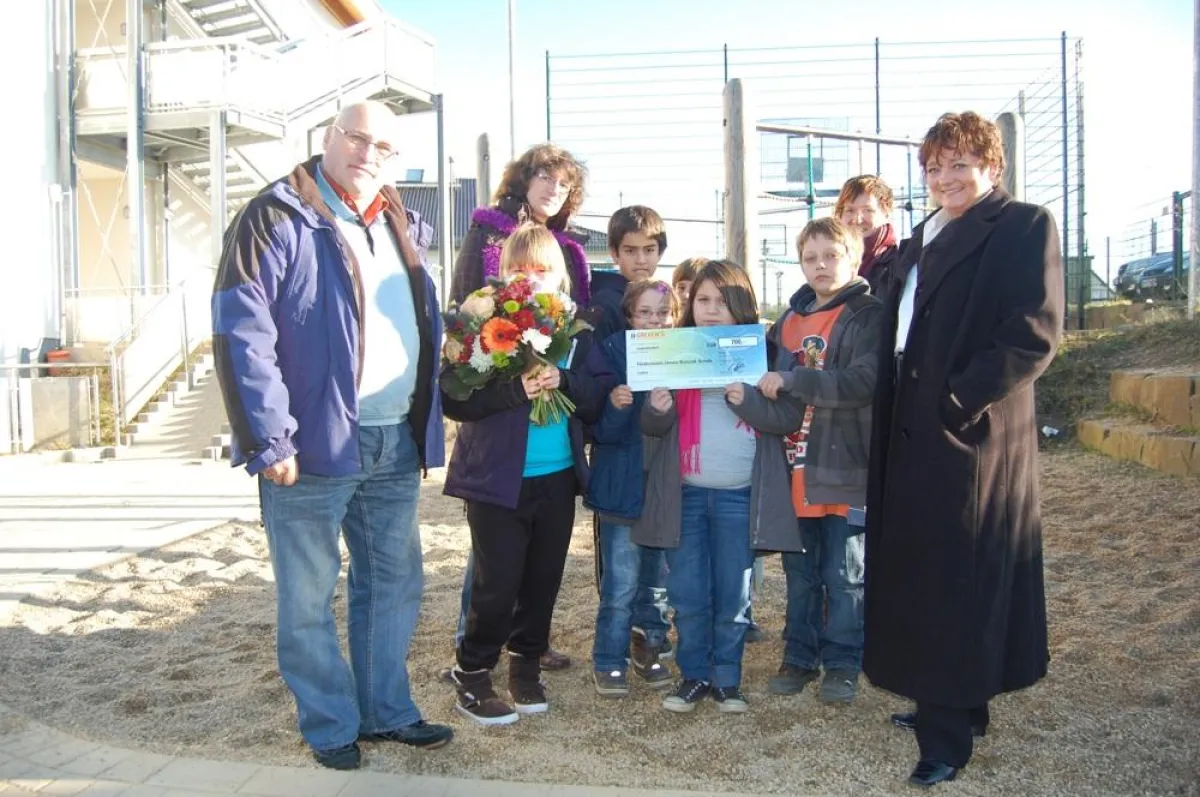 v.l.: Norbert Kuhn (Vorsitzender des Fördervereins), Birgitt Sprafke-Zucker (Schulleiterin), Kinder der Janusz-Korczak Schule und