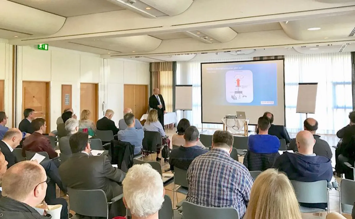 Holger Schäfer spricht auf dem COM ADVICE Business Brunch zur Umstellung von ISDBN auf All-IP