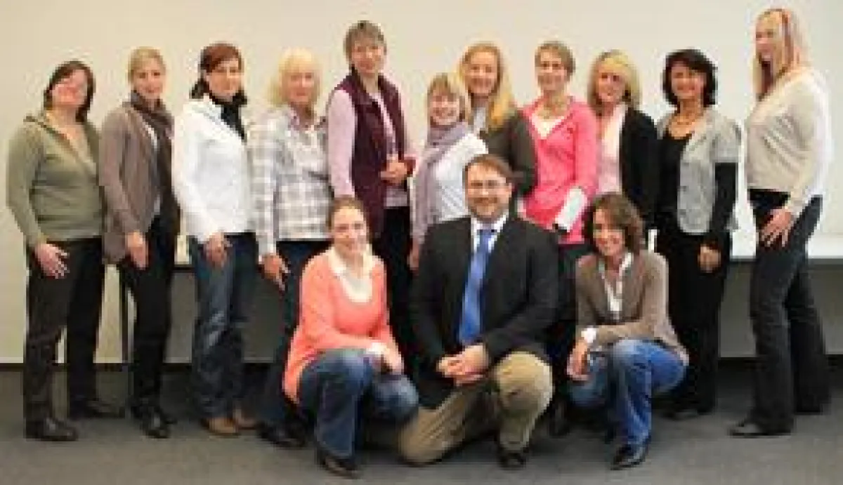 Die erfolgreichen Absolventinnen mit ihrem Dozenten