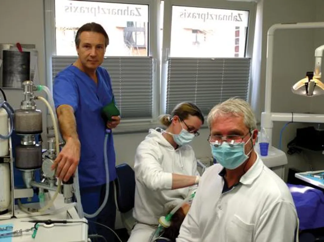 Eingespieltes Team (v.r.): Zahnarzt Dr. Christoph Boeger, Assistentin und Anästhesiearzt Thomas Scherer