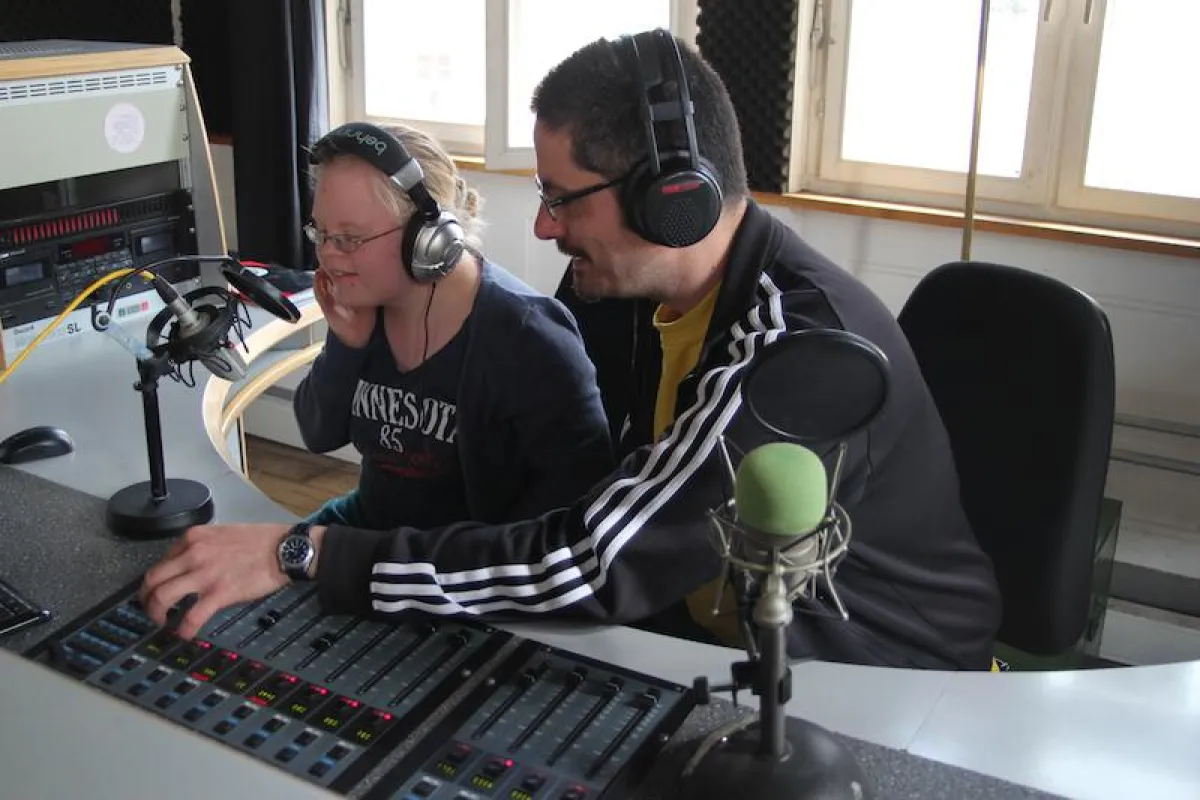 Paolo Percoco (Programmrat Radio free FM) führt die Kinder erstmals in die Radiotechnik ein.