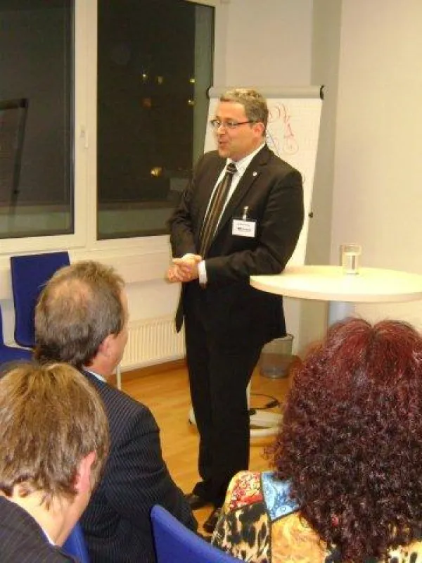 Michael Döller, Inhaber BEI-Training Stuttgart Region Nord, bei der Begrüßung der Gäste