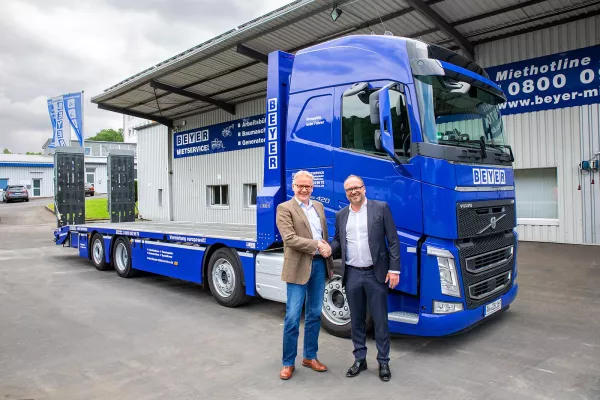 Bild: Beyer Mietservice erweitert Transporteinheiten – Offizielle Übergabe mit der Zanner Fahrzeugbau GmbH