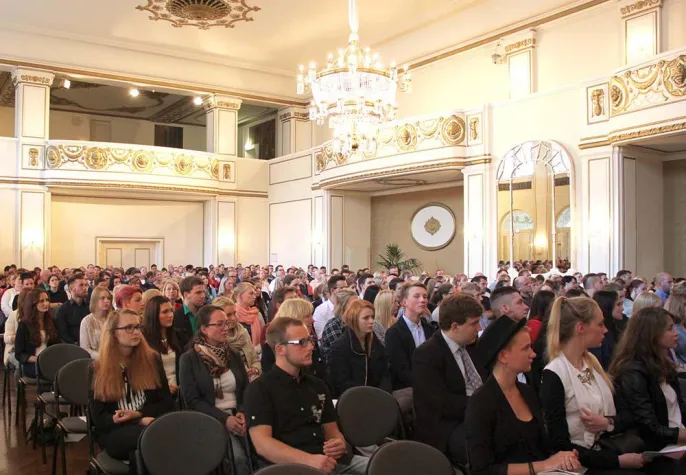 Bild: Fachhochschule Dresden begrüßt 205 neue Studenten