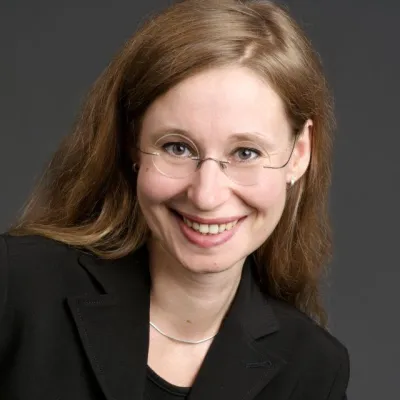 Bild: Karen Irmscher verstärkt Müller-BBM in den Fachgebieten Medientechnik – Audio/Video-Systeme und Raumakustik