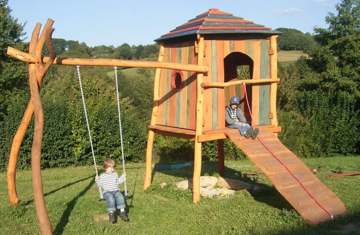 Bei Spielgeräten für Kinder geht es nicht nur um den Spaß, vor allem auch die Sicherheit ist wichtig. Foto: www.rheber-holz-design.de