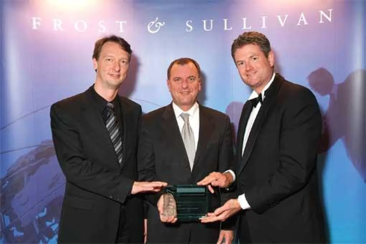 Die AMC-Geschäftsführer Jörg Reichardt (Bildmitte) und Olaf Zillmer (links) nehmen den Frost & Sullivan-Award in Berlin entgegen.