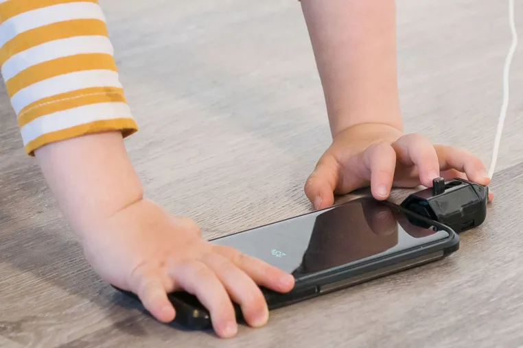 Bild: Wenn Ladekabel für Kleinkinder zur Gefahr werden - Unfälle im Haushalt mit Baby & Kleinkind