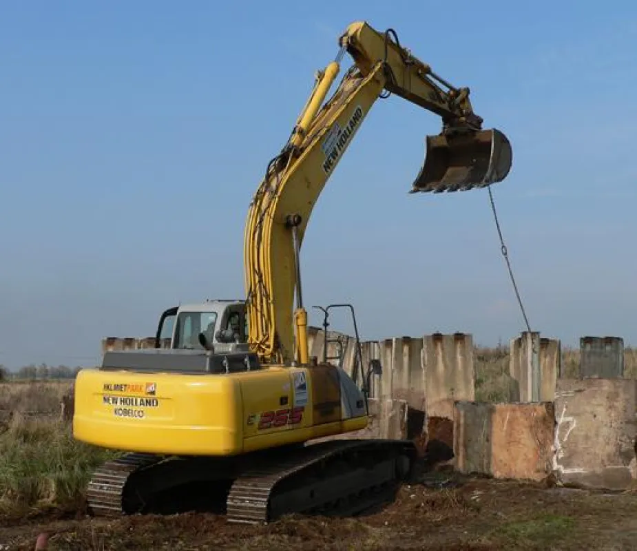 Kettenbagger aus dem HKL MIETPARK beim Bau des Solarparks in Barby im Einsatz.