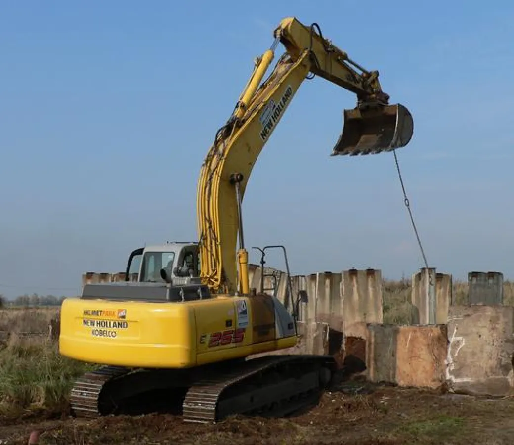 Kettenbagger aus dem HKL MIETPARK beim Bau des Solarparks in Barby im Einsatz.