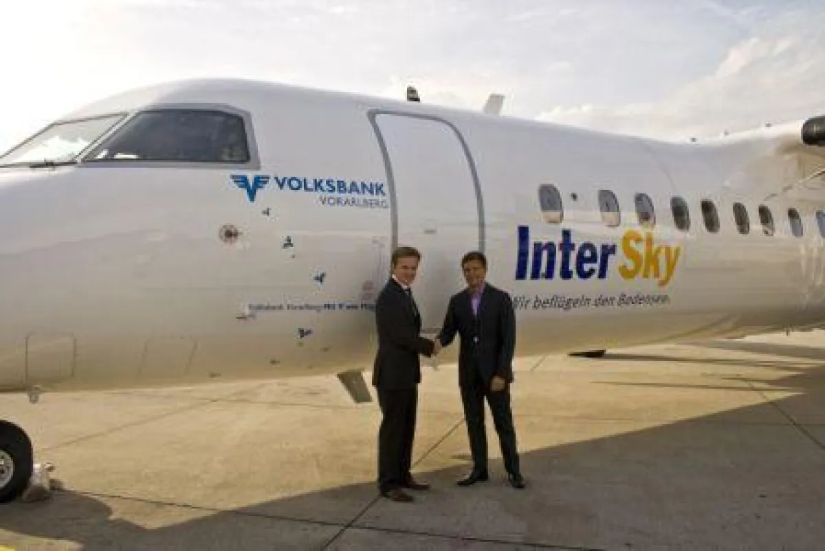 Ihre neue Partnerschaft besiegeln Henry Bertel (Volksbank Vorarlberg) und Claus Bernatzik (InterSky). (Foto: InterSky)