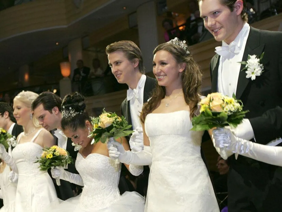 Herzklopfen beim großen Auftritt: Debütanten des Chrysanthemenballs 2008