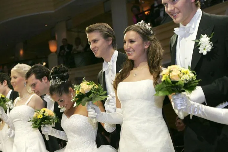 Bild: Ein Traum in Weiß - Der Chrysanthemenball 2009