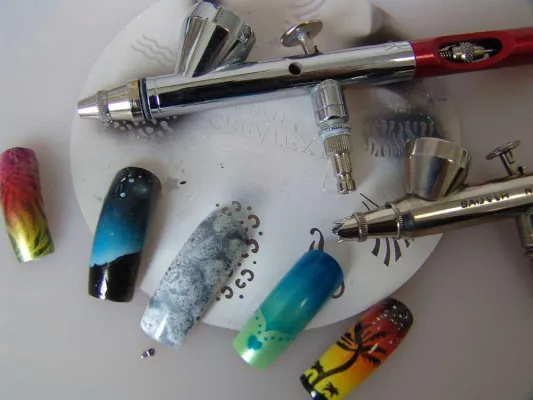 Bild: Nail Art: Sommerdesigns mit der Airbrush-Technik kreieren