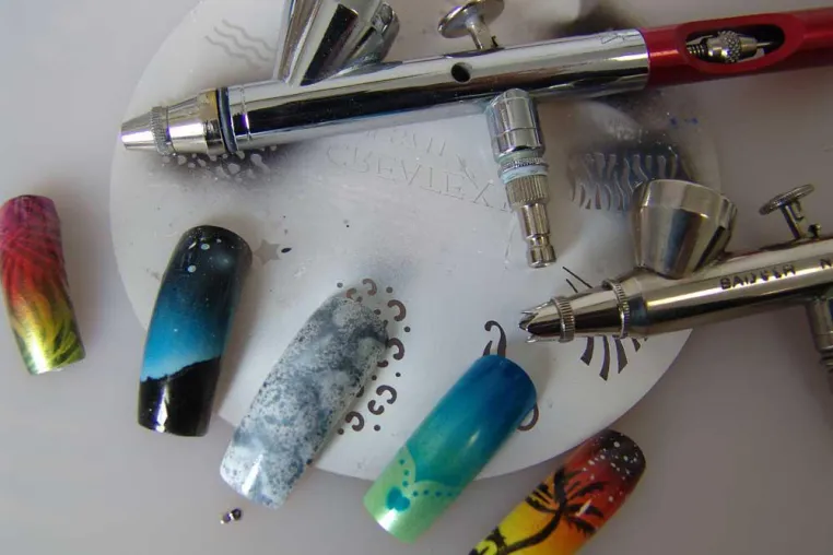 Bild: Nail Art: Sommerdesigns mit der Airbrush-Technik kreieren